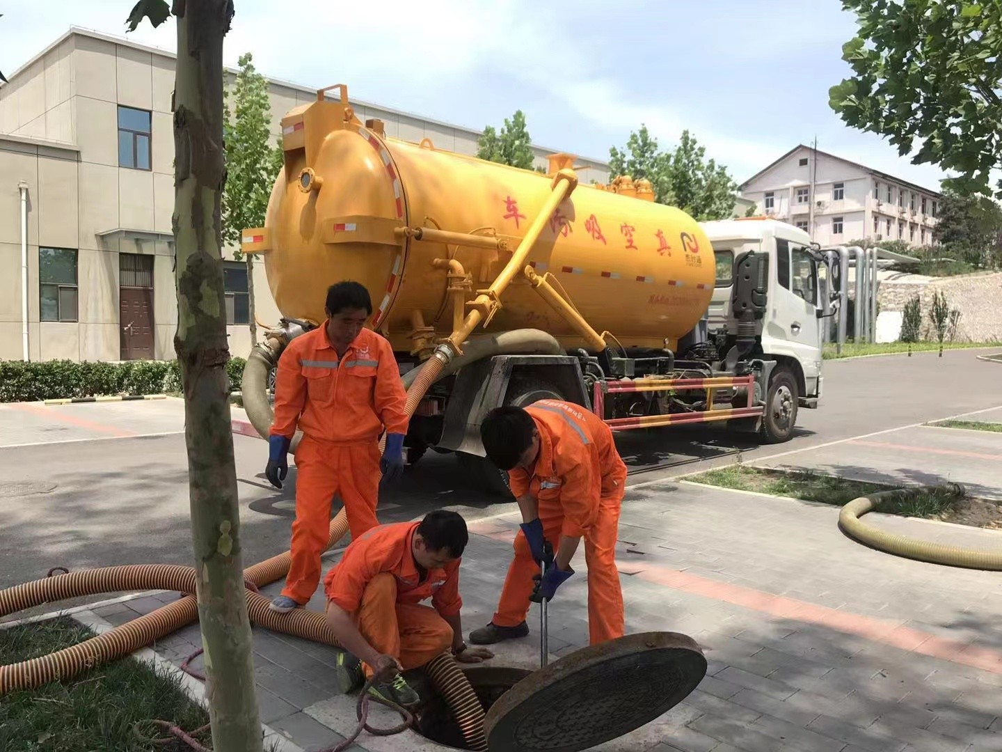 清徐管道疏通车停在窨井附近