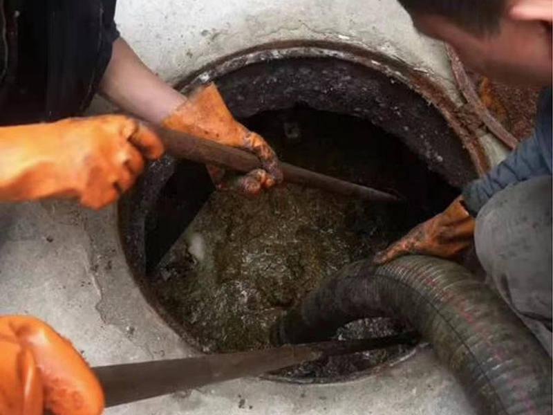 清徐清理化粪池时如何避免沼气的危害？